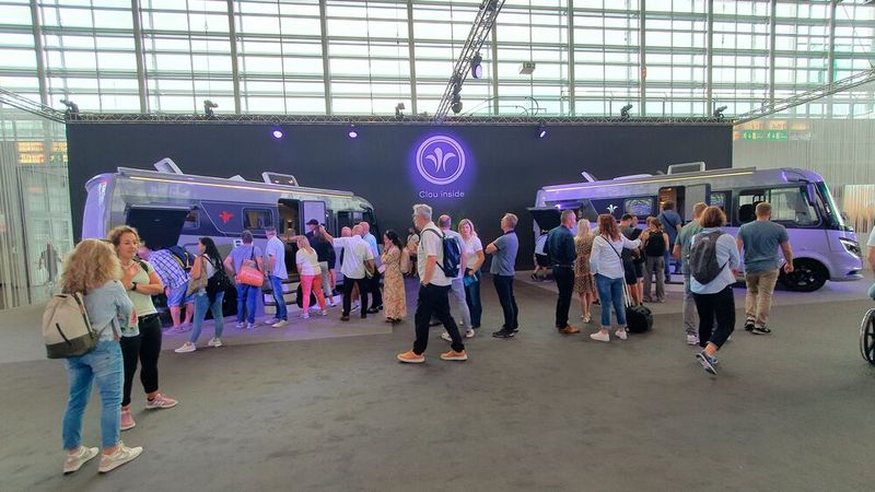 Das Interesse am Thema Caravaning ist nach wie vor hoch. Folglich gab es zum Teil auch schon am Previewtag, für den nur eine begrenzte Anzahl an Tickets verkauft wird, Schlangen an den Fahrzeugen. (Bild: Mauritz – VCG)