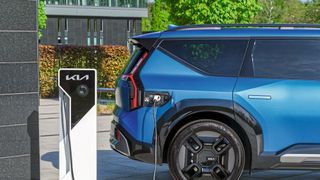 Im Rahmen des Kia Brand Summit präsentierte der Hersteller mit dem EV9 nicht nur seinen bisher größten Pkw, sondern auch seine Wachstumspläne bis 2030. (Bild: Kia)