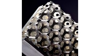 Der Aluminiumschaum-Block besteht aus Zellen, die als regelmäßige Polygone mit 14 Oberflächen definiert werden. (Bild: Goodfellow)