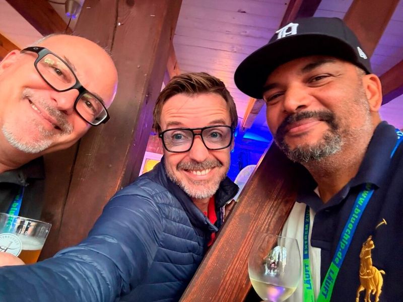 (v. l.) Fulvio Innocente und Ronny Drexler (CyberPower) freuen sich zusammen mit David Holliday (IT-BUSINESS) auf die Abendveranstaltung. (Bild: Vogel IT-Medien)