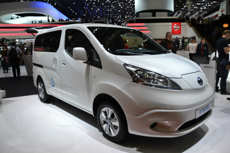 Nissan hält unbeirrt an der Strategie reiner Elektroautos fest. Der eNV200 spielt dabei eine wichtige Rolle, um etwa im Flotten- oder Gewerbekundengeschäft Fuß zu fassen. In Genf ist erstmals die Serienversion des eNV200 zu sehen. (Foto: Mauritz)