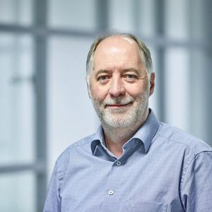 Bild 3: Dipl.-Ing. Bernhard Böden, Geschäftsführer der Power Innovation Stromversorgungstechnik GmbH im niedersächsischen Achim südöstlich von Bremen, setzt auf Batterietechnik beim Laden von E-Mobilen. (Bild:  Phoenix Contact)