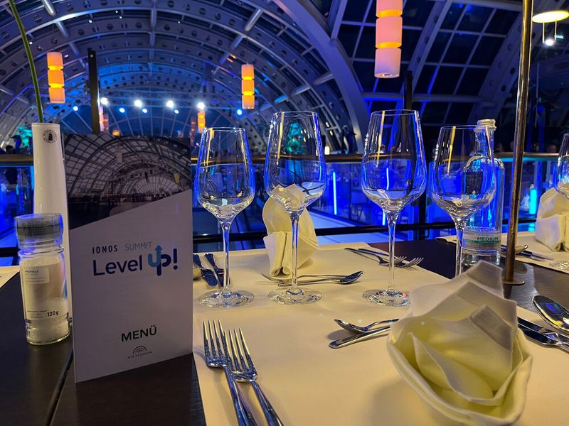 Festlich eingedeckt war der Wintergarten des KaDeWes für die Teilnehmer des Ionos Summit 2023. (Bild: ewg - VIT)