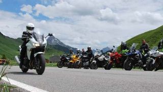 Grüße vom Hochtannbergpass: Die Gipfelstürmer der Bitrider-2015-Gruppe "The fast and the furious". (Foto: Stephan Maderner)