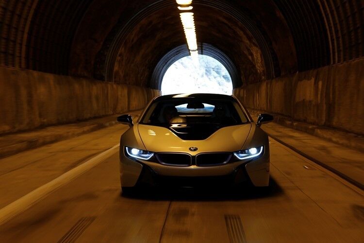 Der hybride Supersportler kommt mit optionalem Laserlicht. (BMW)