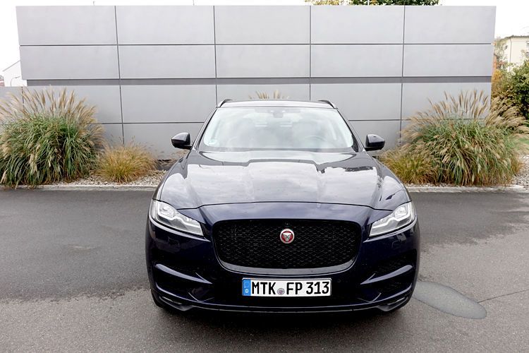 Der dominante Grill und die muskulös geformte Motorhaube haben die Ingenieure vom XF übernommen. (Jens Scheiner)