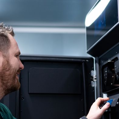 Dort, wo klassische Werkzeugfertigung wirtschaftlich an ihre Grenzen stößt, beginnt häufig der Mehrwert des industriellen 3D-Drucks. (Bild: Daimler Trucks & Buses)