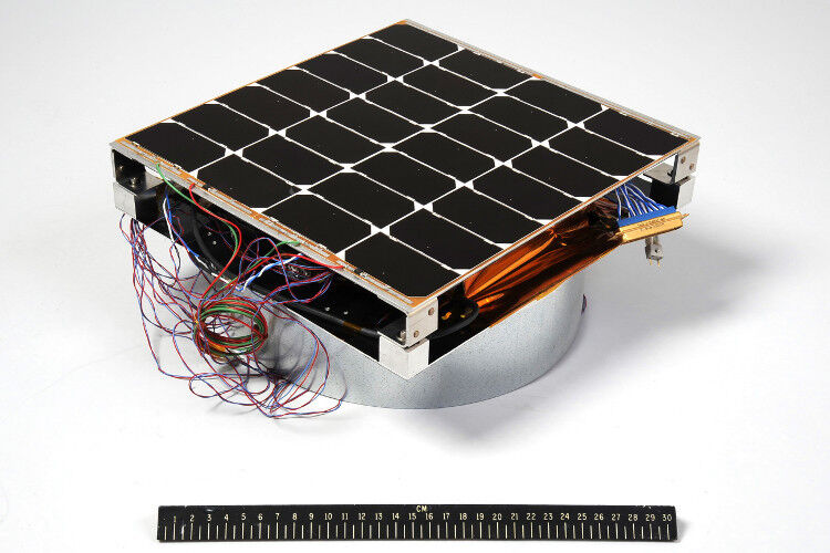 So sehen die ersten Solarmodule aus, mit denen die NRL künftig GPS-Satelliten ausstatten will. (Foto: U.S. Naval Research Laboratory/Jamie Hartman)