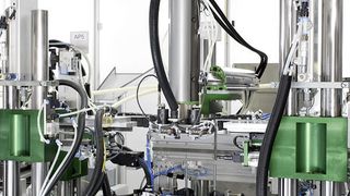 In 14 Arbeitsstationen wird das „technische Innenleben“ der crashaktiven Kopfstützen zusammengebaut.  Bild: Deprag Schulz (Archiv: Vogel Business Media)