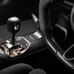 Getriebeschalthebel mit Sechs-Gang-Schaltschema: Das versteht man bei McLaren unter „sichtbar inszenierte technische Komponenten“.(Bild:  McLaren Automotive / James Lipman)
