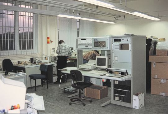 Im Jahr 1991 wurde Göpel electronic in Jena als Spin-off der Zeiss Mess- und Prüftechnik gegründet. Das Bild zeigt ein Labor im Dezember 1992.(Bild:  Göpel electronic)
