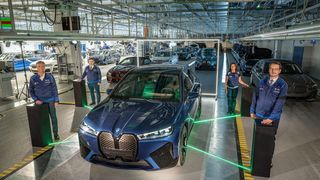 Start der Serienfertigung des vollelektrischen BMW iX in Dingolfing. Im Bild vorne rechts Milan Nedeljkovic, Produktionsvorstand der BMW AG, vorne links: Christoph Schröder, Leiter des Werks Dingolfing. (BMW)