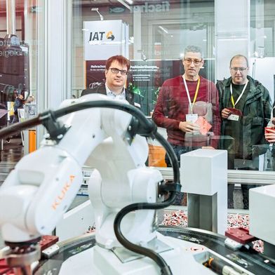 Kompakte Wege, direkte Kontakte, ein umfassendes Vortragsprogramm, thematisch fokussierte Sonderaktionen und die umfangreichen Services machen den Besuch auf der «all about automation» in Friedrichshafen zu einem besonders effizienten Messeerlebnis. (Bild: Easyfairs GmbH)