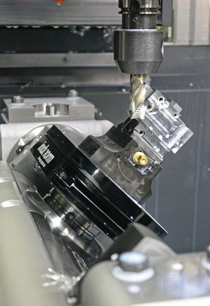 Bei der Zerspanung der Bauteile für den Inkubator schruppt die Brother zuerst vor und bohrt dann mit einem Vorschub von 2,5 m/min. (Brother)