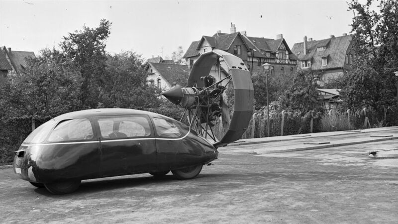 Doch der Zweite Weltkrieg machte jegliche Pläne für eine Weiterentwicklung von Personenkraftwagen zunichte. 1942 wurde der Schlörwagen mit einem Propeller aus der russischen Kriegsbeute mit 130 PS ausgestattet. Die ungewöhnliche Konstruktion erregte auf einer Testfahrt in Göttingen großes Aufsehen. (Bild: DLR)