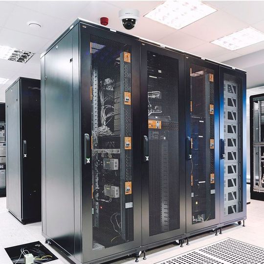 Smarte Zugangskontrollsysteme sind die Spezialität der Kentix GmbH aus Idar-Oberstein. Deren Expertise passt außerdem genau in das Portfolio von Assa Abloy, weshalb man Kentix jetzt übernommen hat. Hier mehr dazu ...(Bild:  Kentix)