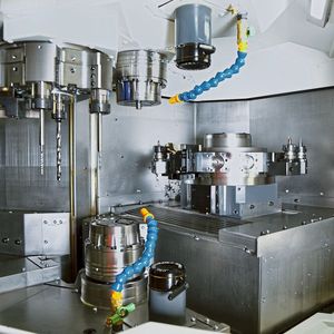 Diese Achs-Anordnung der Nakamura Tome SC-100X² ermöglicht den  fertigungstechnischen Überlagerungsprozess, bei dem die Rückseite eines Werkstücks zeitparallel zur Vorderseite mit nur einem Revolver bearbeitet werden kann. (Bild:  Matthias Böhm)