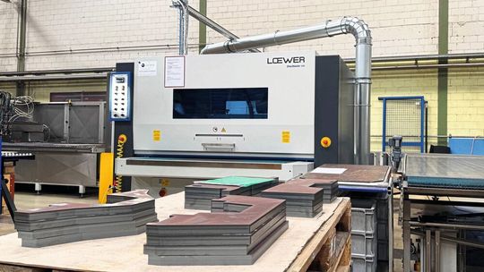 Mit der «Belt Master K6TDK-1500» und einer zusätzlichen «Disc Master 4TD-1500» (im Bild) ist Müller Martini bestens für die Herausforderungen der modernen Blechbearbeitung aufgestellt.(Bild:  Loewer)