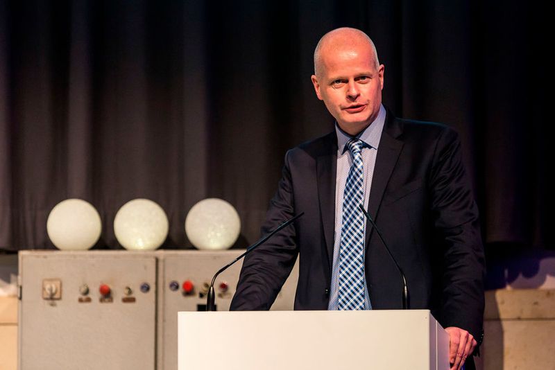 Udo Horstmann, Gebietsleiter Verkauf und Marketing bei der Ford-Werke GmbH, gratulierte MGS Motor Gruppe Sticht. (Stefan Bausewein)