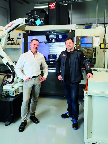 Von rechts: Igor Kalis, Leiter Zerspanung Rolec, und Ron Brinkmann, HWR Vertrieb und zuständig als Kundenbetreuer für den Spezialisten aus dem Weserbergland. (Bild: HWR Spanntechnik/Michael Trappmann)