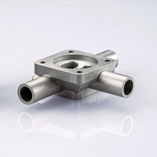 Im 3D-Druckverfahren hergestellte Mehrwege-Membranventilgehäuse für die Pharmaindustrie, vor der Oberflächenbearbeitung(Bild:  KSB)