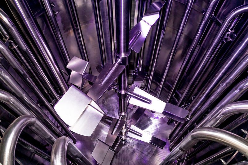  Das Innere eines Hastelloy-Rühr-Reaktor für stark exotherme Reaktionen (Saltigo)