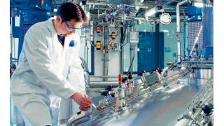 Ein Bilfinger-Mitarbeiter verrichtet Arbeiten an einem Bioreaktor.
 (Bilfinger)