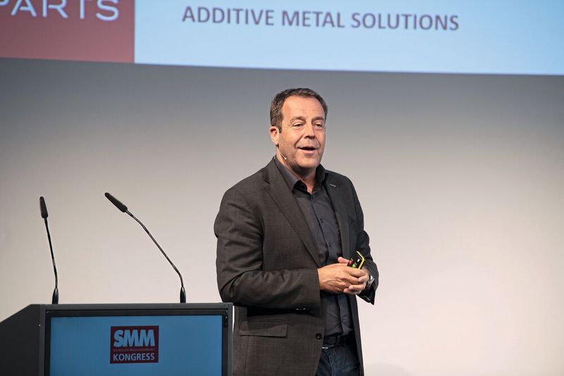 Adrian Helbling, Co-Founder Ecoparts AG zeigte die Möglichkeiten und Chance der Additiven Fertigung auf und plädierte dafür, dass man auch bei bewährten Themen immer nach einem neuen Ansatz suchen soll, denn dann bleibt das Unternehmen zukunftsfähig. (Bild: Thomas Entzeroth)