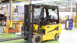 Mit dem Hyundai 35BH-9 wurde ein Vierrad-Gabelstapler mit Gegengewicht angeschafft, für den eine Steuerung kennzeichnend ist, die die Fahrgeschwindigkeit in Abhängigkeit vom Kurvenradius begrenzt, sodass stets exakte und zugleich sanfte Kurvenfahrten gewährleistet sind. (Stöcklin Logistik)