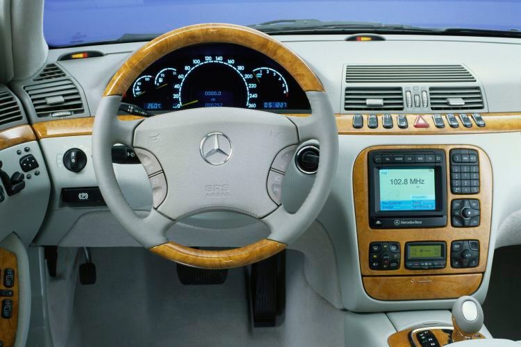 Eine weitere technische Revolution verkörperte das Multifunktionslenkrad, das Mercedes-Benz 1998 zusammen mit dem „Comand“-System (Cockpit Management and Data) einführte. Nicht nur die Vielzahl der Fahrzeugfunktionen, auch der Vormarsch neuer Geräte für Information, Navigation und Unterhaltung erforderten ein Umdenken bei der Fahrzeugbedienung und beim Anzeigenkonzept. (Bild: Daimler)