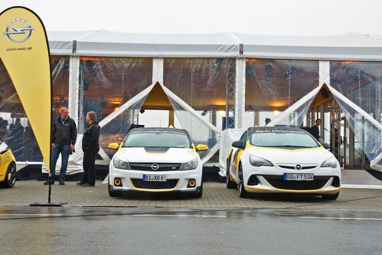 Aktueller Astra OPC und sein Vorgänger (links) vor dem Opelzelt. (Matthias Knödler)