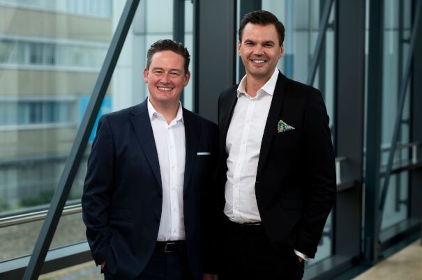 Philip Glörfeld (links) übernimmt die Aufgabe des Head of Business Development Sales bei Thyssenkrupp Polysius von Lukas Schoeneck. (Bild: Rainer Kaysers/ Thyssenkrupp Polysius)