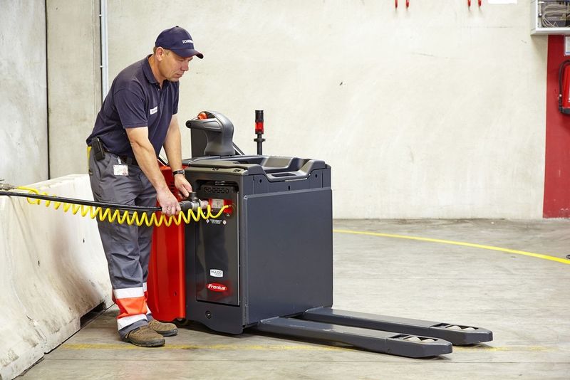 Wasserstoff tanken ist bei DB Schenker jetzt auch im Logistikzentrum möglich. (Bild: LMH)