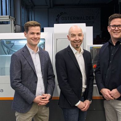 De g. à dr. : David Widmer, CEO de Walter Meier SA ; Christian Meyer, directeur des ventes FR-CH et membre de la direction de Walter Meier SA ; David Meier, directeur d'Osterwalder Werkzeugmaschinen AG. (Source : Walter Meier (Solutions pour l’usinage) SA / Osterwalder Werkzeugmaschinen AG)
