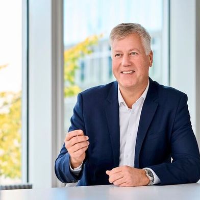 Morten Wierod, CEO ABB: „Das zweite Quartal zeigt die Leistungsstärke von ABB und unterstreicht unsere gute Positionierung in den Megatrends Elektrifizierung und Automatisierung. Durch die Akquisition von Rotork erwarten wir, weiteren Mehrwert zu schaffen.“ (Bild: ABB)