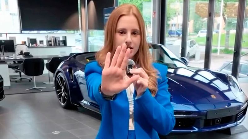 Ann-Kathrin Rommel stimmt ihr Outfit auf die Wagenfarbe ab.(Bild:  Porsche Zentrum Göppingen)
