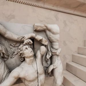 Nutzer bewegen sich in der Anwendung virtuell um den Altar und können beispielsweise den Gigantenfries im Detail erkunden.(Bild:  Siemens)