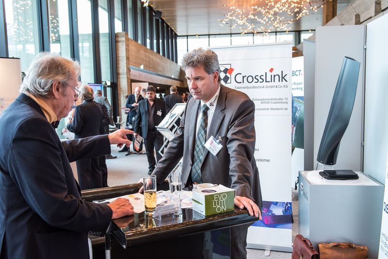 Der Bauteilhersteller Crosslink, Cadolzburg, hat vor Kurzem sein Werkstoffspektrum um thermoplastische Faserverbundkunststoffe erweitert. Zuvor wurden ausschließlich Verbundwerkstoffe mit thermoplastischer Matrix verarbeitet. (Bild: Mack)