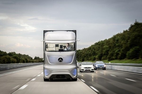 Der Mercedes-Benz Future Truck 2025: Weltpremiere der spektakulären Studie des Lkw von morgen – autonome Fahrt in eine faszinierende Zukunft (Bild: Mercedes-Benz)