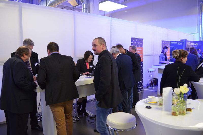 Am Rande der Veranstaltung konnten sich die Händler einige junge Gebrauchte zu Sonderkonditionen sichern. (Seyerlein / »kfz-betrieb«)