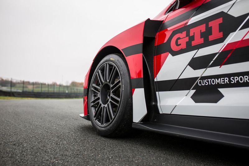 Auffällig: die Radhausentlüftung an der Vorderachse.  (Bild: VW Motorsport)