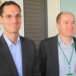 Antonin Guez (links), Vice President Partner Projects und Jean-Marie Amann, Vice President Industry bei der Schneider Electric GmbH, Ratingen, anlässlich der Vorstellung neuer Produkte, die das Unternehmen auf der SPS IPC Drives 2013 in Nürnberg präsentieren wird.