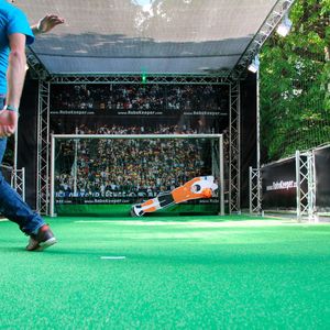 Der Robo-Keeper benötigt nur rund 300 ms und somit eine kürzere Zeitspanne als selbst ein hart getretener Ball, um die errechnete Abwehrposition zu erreichen.