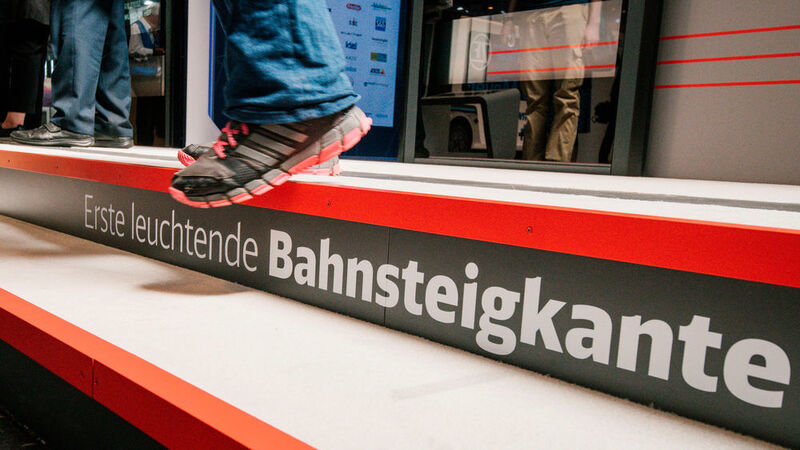 Hier zeigt die Deutsche Bahn die erste leuchtende Bahnsteigkante. (Deutsche Messe)