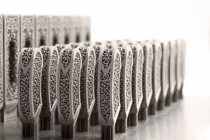 Cervikalimplantate in Gitternetzstruktur und poröser äusserer Oberfläche. (GF Machining Solutions)