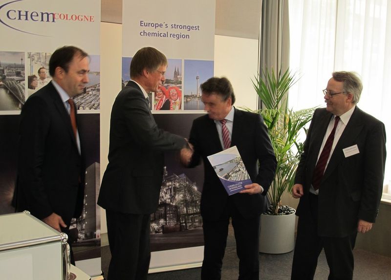 ...„Chemielogistik im Rheinland“ an Michael Groschek, Minister für Bauen, Wohnen, Stadtentwicklung und Verkehr in NRW. (Bild: Ernhofer/PROCESS)