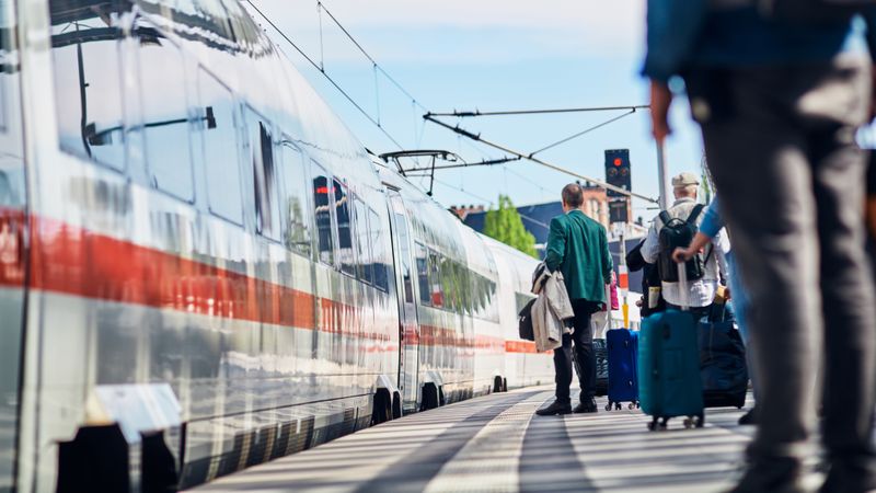 Die Bahn bietet für Familien während der Sommerferien ein Sonderticket an.(Bild:  Deutsche Bahn)