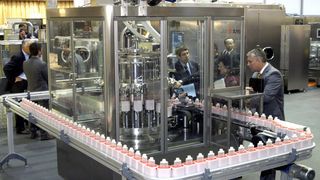 Für jeden Handgriff des Verpackens gibt es mittlerweile eine automatisierte Lösung. Die vielfältigen Einsatzmöglichkeiten der Handhabungstechnik beim industriellen Verpacken haben dazu beigetragen, dass sich der Verpackungsmaschinenbau zu einer der wichtigsten Absatzbranchen für Robotersysteme nach dem Automobilbau entwickelt hat. Bild: messe Düsseldorf (Archiv: Vogel Business Media)