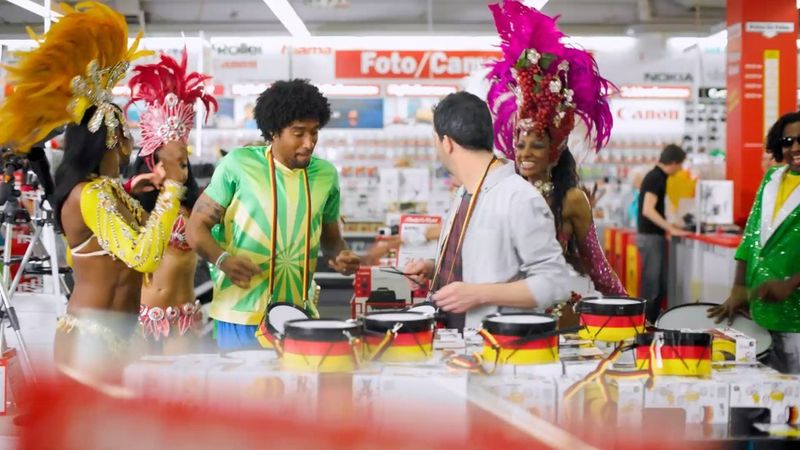 Platz 33 des Rankings der wertvollsten deutschen Marken belegt Media Markt. Der Elektronikeinzelhändler gehört zur Media-Saturn-Holding GmbH. Media-Saturn beschäftigt rund 65.000 Mitarbeiter weltweit und erwirtschaftete im vergangenen Jahr einen Umsatz von 21 Milliarden Euro. Das Bild zeigt einen Werbespot zur Fußball-WM 2014 in Brasilien mit Dante vom deutschen Rekordmeister Bayern München. (Bild: Media Markt)