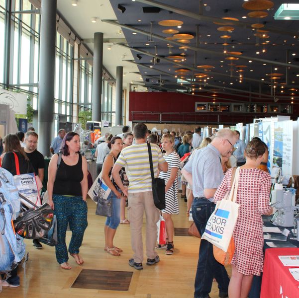 Impressionen der Lab-Supply Dresden vom 28. August 2019  Im Internationalen Congress Center des Maritim Hotels Dresden fanden sich zahlreiche Besucher ein, um mit den Ausstellern von Labortechnik und Verbrauchsmaterial ins Gespräch zu kommen. Impressionen vom Messetag sowie einige Besucherstimmen finden Sie in dieser Bildergalerie. Die nächste Lab-Supply ist am 25. September 2019 in Münster. Weitere Infos zu den kommenden Lab-Supply-Messen finden Sie auf www.lab-supply.info.   Lese-Empfehlung: Nachbericht zum erfolgreichen Auftakt der Lab-Supply in Wien. (Bild: LABORPRAXIS, C. Lüttmann)